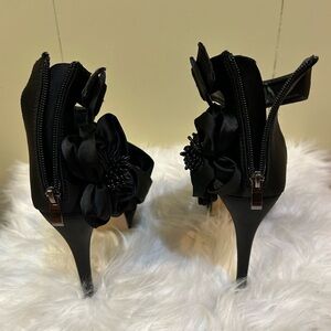 Elegant Black Heels with Floral Detail